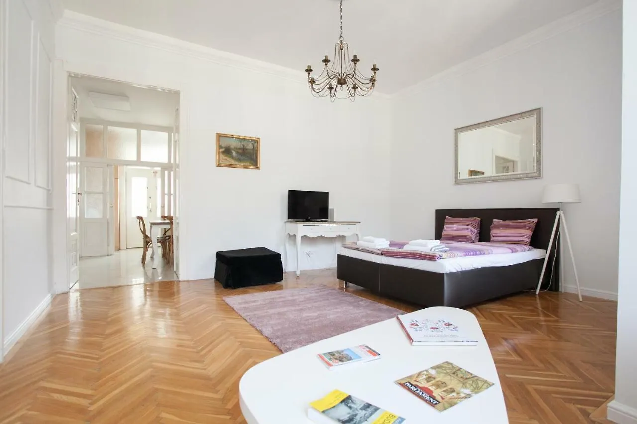 Chic & Charm Apartment Budapest Magyarország